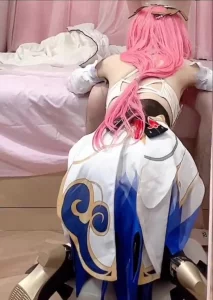 粉毛coser跪地口交