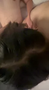 和兄弟一块找了一个小妹玩3P，给她塞了一个狐狸尾巴